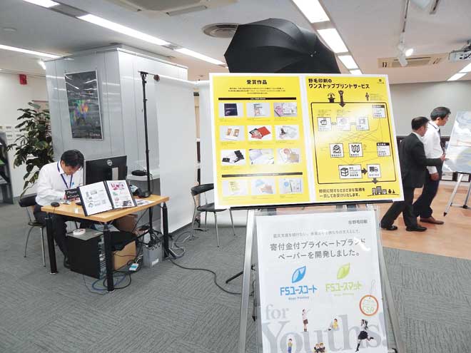 商品をその場で撮影できる撮影セットも用意